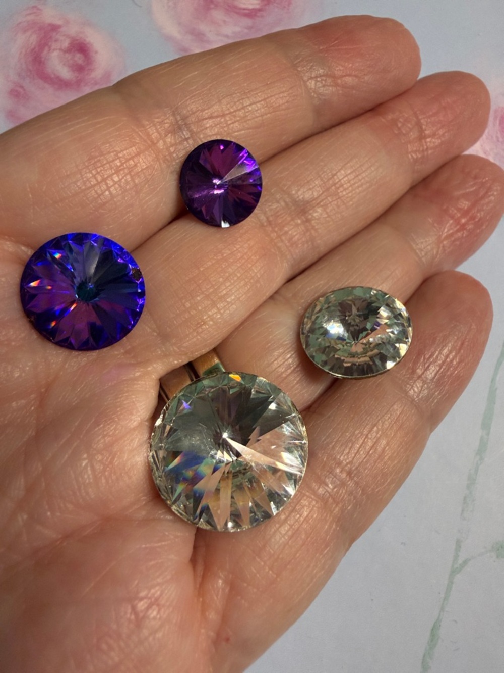 VINTAGE 4 PC SET ROUND FACETED CRYSTAL BUTTONS IN CLEAR & VIOLET WITH SHANK BACK